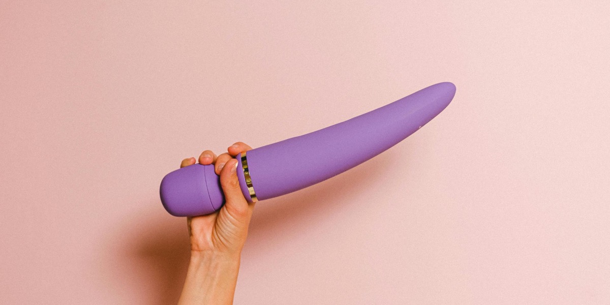 persoon-met-dildo-in-de-hand